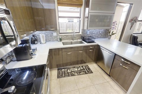 Adosado en venta en Miami, Florida, 3 dormitorios, 180.04 m2 № 1934019 - foto 12
