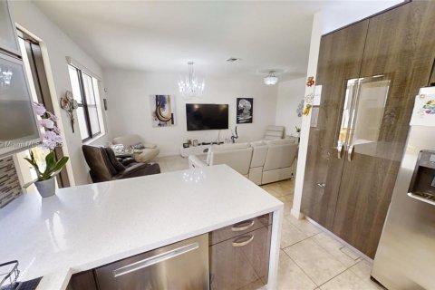 Adosado en venta en Miami, Florida, 3 dormitorios, 180.04 m2 № 1934019 - foto 13