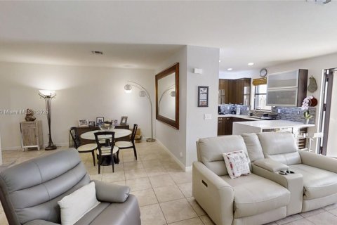 Adosado en venta en Miami, Florida, 3 dormitorios, 180.04 m2 № 1934019 - foto 7