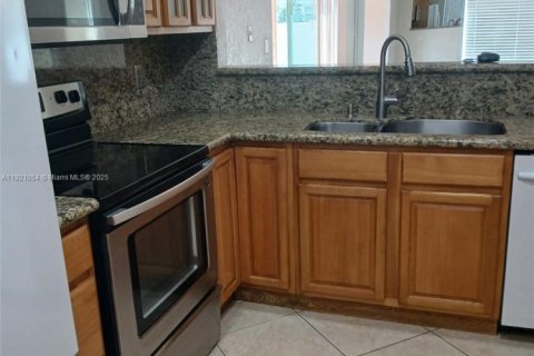 Снять в аренду виллу или дом в Маргит, Флорида 2 спальни, 109.25м2, № 2082709 - фото 5