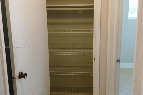 Снять в аренду виллу или дом в Маргит, Флорида 2 спальни, 109.25м2, № 2082709 - фото 28