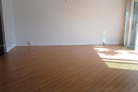 Снять в аренду виллу или дом в Маргит, Флорида 2 спальни, 109.25м2, № 2082709 - фото 11