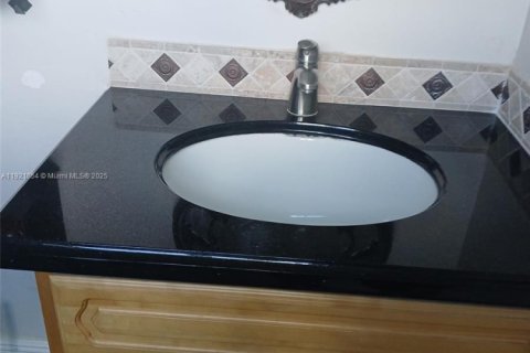 Снять в аренду виллу или дом в Маргит, Флорида 2 спальни, 109.25м2, № 2082709 - фото 18
