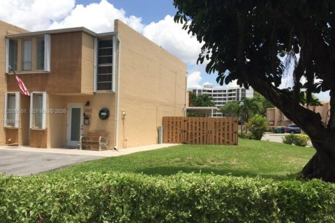 Touwnhouse à louer à Miami, Floride: 2 chambres, 103.96 m2 № 2089448 - photo 3