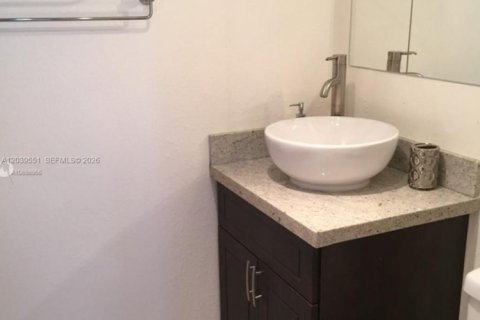 Touwnhouse à louer à Miami, Floride: 2 chambres, 103.96 m2 № 2089448 - photo 17