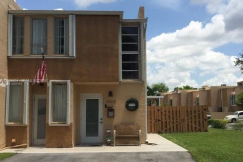 Touwnhouse à louer à Miami, Floride: 2 chambres, 103.96 m2 № 2089448 - photo 2