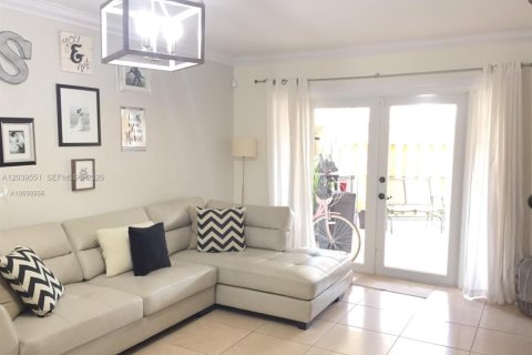 Touwnhouse à louer à Miami, Floride: 2 chambres, 103.96 m2 № 2089448 - photo 5