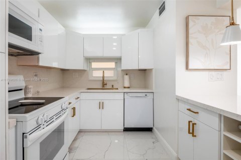 Copropriété à vendre à Pembroke Pines, Floride: 2 chambres, 108.7 m2 № 1763203 - photo 9