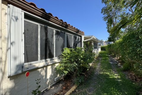 Condo in Palm Springs, Florida, 2 bedrooms  № 1162889 - photo 1