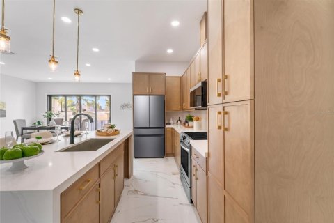 Casa en venta en Tampa, Florida, 4 dormitorios, 221.48 m2 № 2337345 - foto 16