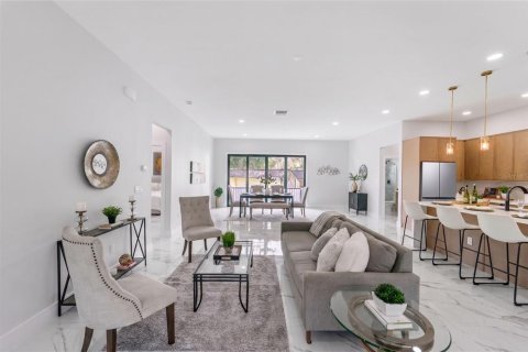 Casa en venta en Tampa, Florida, 4 dormitorios, 221.48 m2 № 2337345 - foto 12