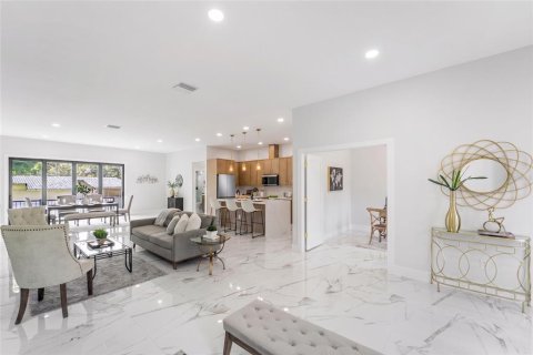 Casa en venta en Tampa, Florida, 4 dormitorios, 221.48 m2 № 2337345 - foto 9