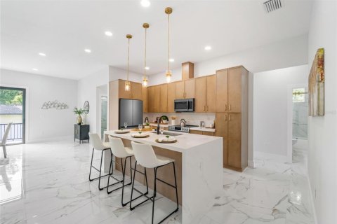 Casa en venta en Tampa, Florida, 4 dormitorios, 221.48 m2 № 2337345 - foto 14
