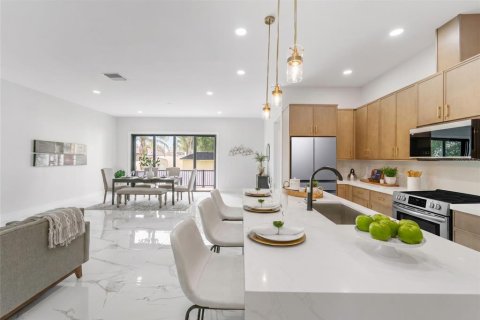 Casa en venta en Tampa, Florida, 4 dormitorios, 221.48 m2 № 2337345 - foto 15