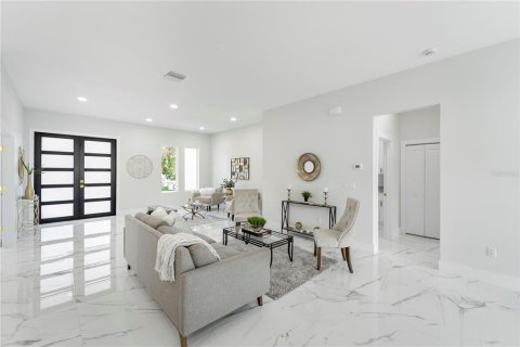 Casa en venta en Tampa, Florida, 4 dormitorios, 221.48 m2 № 2337345 - foto 19