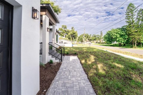 Casa en venta en Tampa, Florida, 4 dormitorios, 221.48 m2 № 2337345 - foto 4