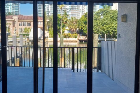 Купить таунхаус в Санни-Айлс-Бич, Флорида 3 спальни, 210.42м2, № 2016423 - фото 3