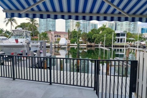 Купить таунхаус в Санни-Айлс-Бич, Флорида 3 спальни, 210.42м2, № 2016423 - фото 2