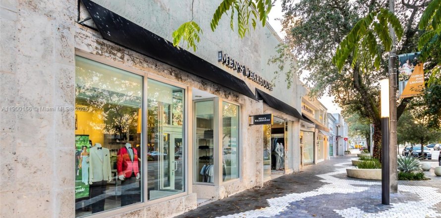 Commercial property in Coral Gables, Florida № 2158456