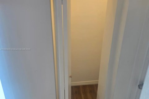 Immobilier commercial à louer à North Miami, Floride: 1 chambre, 215.16 m2 № 1921923 - photo 14