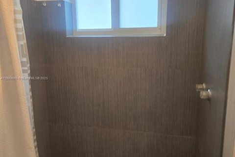 Immobilier commercial à louer à North Miami, Floride: 1 chambre, 215.16 m2 № 1921923 - photo 12