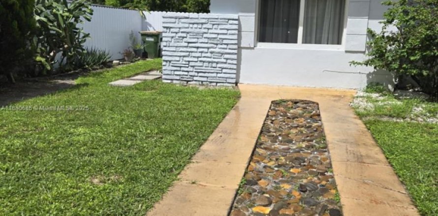 Immobilier commercial à North Miami, Floride 1 chambre, 215.16 m2 № 1921923