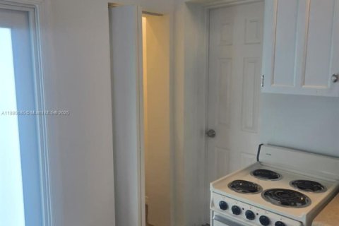 Immobilier commercial à louer à North Miami, Floride: 1 chambre, 215.16 m2 № 1921923 - photo 4