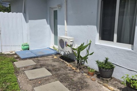 Immobilier commercial à louer à North Miami, Floride: 1 chambre, 215.16 m2 № 1921923 - photo 3