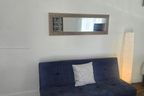 Immobilier commercial à louer à North Miami, Floride: 1 chambre, 215.16 m2 № 1921923 - photo 7