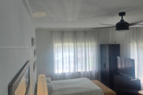 Immobilier commercial à louer à North Miami, Floride: 1 chambre, 215.16 m2 № 1921923 - photo 10
