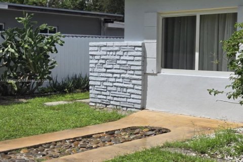 Immobilier commercial à louer à North Miami, Floride: 1 chambre, 215.16 m2 № 1921923 - photo 2