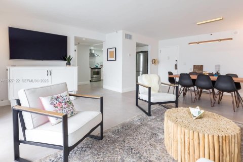 Condo in Sunny Isles Beach, Florida, 1 bedroom № 1986189 - photo 1