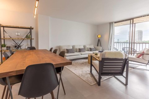 Condo in Sunny Isles Beach, Florida, 1 bedroom № 1986189 - photo 17