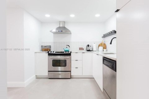 Condo in Sunny Isles Beach, Florida, 1 bedroom № 1986189 - photo 4