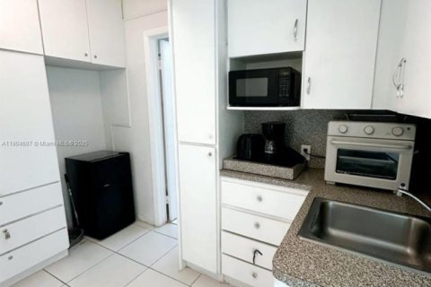 Condo in Miami Beach, Florida  № 2081913 - photo 6