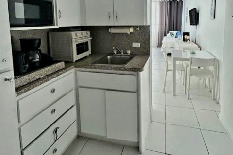 Condo in Miami Beach, Florida  № 2081913 - photo 5