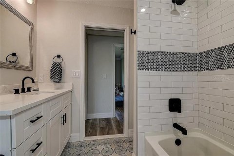 House in Sarasota, Florida 4 bedrooms, 243.4 sq.m. № 2224658 - photo 18