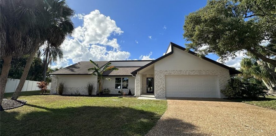 House in Sarasota, Florida 4 bedrooms, 243.4 sq.m. № 2224658