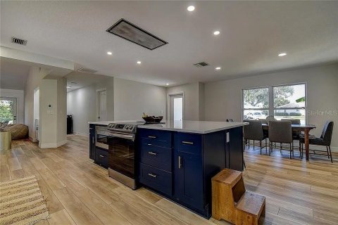 House in Sarasota, Florida 4 bedrooms, 243.4 sq.m. № 2224658 - photo 6