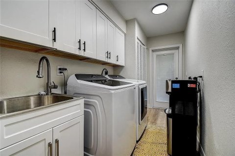 House in Sarasota, Florida 4 bedrooms, 243.4 sq.m. № 2224658 - photo 23