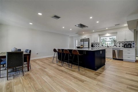 House in Sarasota, Florida 4 bedrooms, 243.4 sq.m. № 2224658 - photo 9