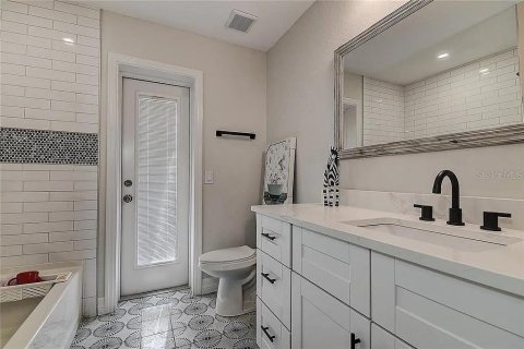 House in Sarasota, Florida 4 bedrooms, 243.4 sq.m. № 2224658 - photo 17