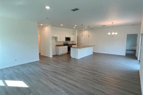 House in Palm Bay, Florida 4 bedrooms, 160.16 sq.m. № 1609619 - photo 12