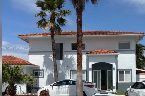 Купить виллу или дом в Майами, Флорида 4 спальни, 159.98м2, № 1783810 - фото 1
