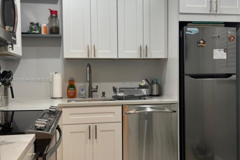 Condo in Hallandale Beach, Florida, 1 bedroom  № 1981560 - photo 8