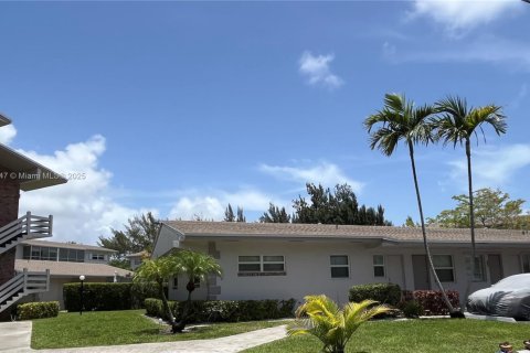 Condo in Hallandale Beach, Florida, 1 bedroom  № 1981560 - photo 2