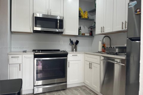 Condo in Hallandale Beach, Florida, 1 bedroom  № 1981560 - photo 7