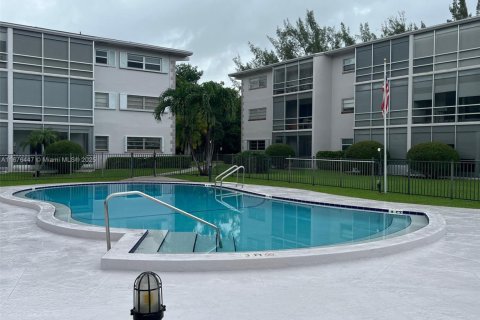Condo in Hallandale Beach, Florida, 1 bedroom  № 1981560 - photo 3