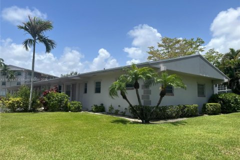 Condo in Hallandale Beach, Florida, 1 bedroom  № 1981560 - photo 1