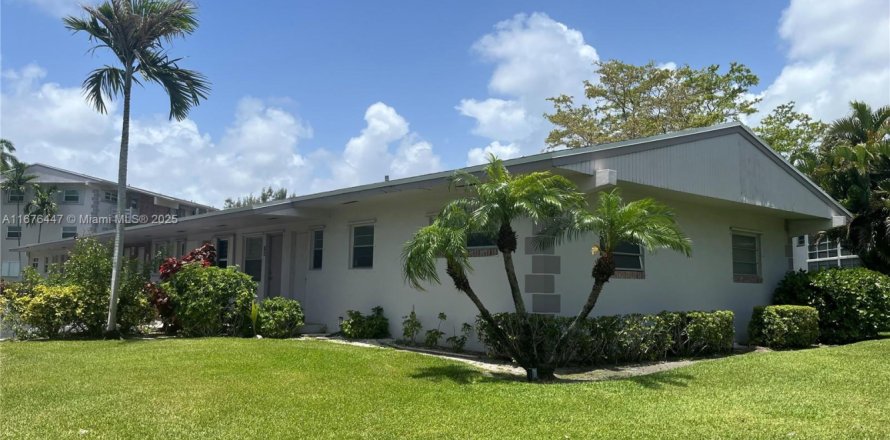 Condo in Hallandale Beach, Florida, 1 bedroom  № 1981560